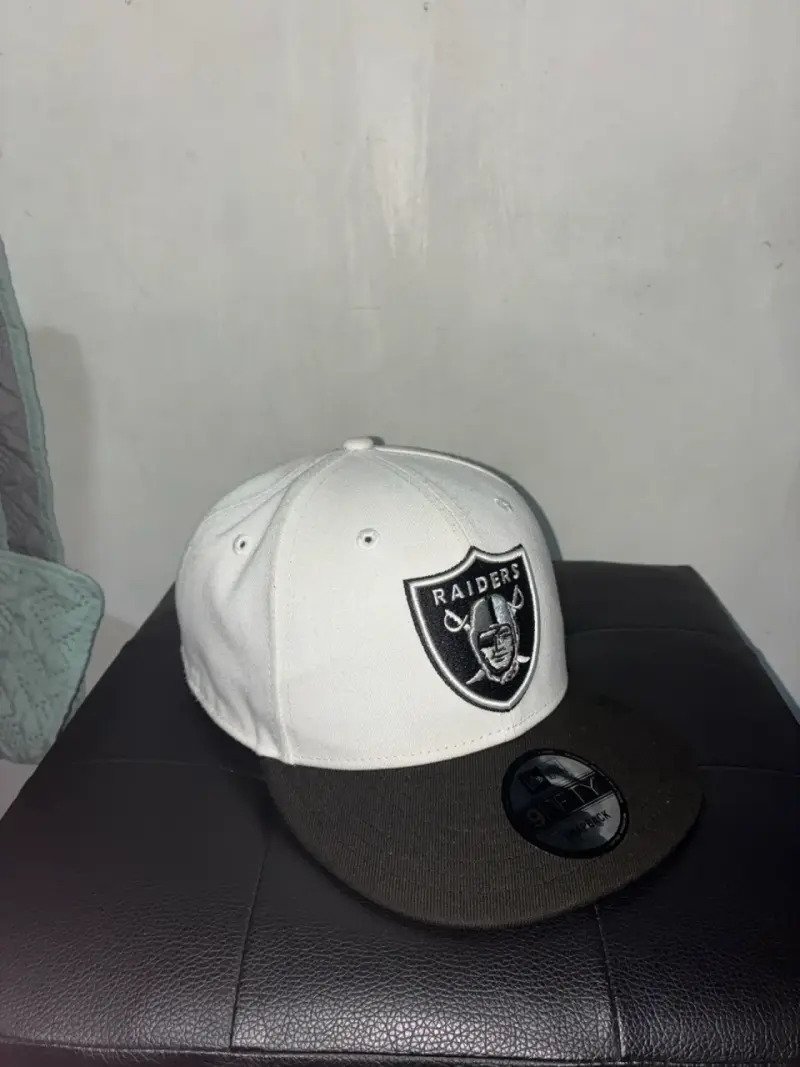 Gorra New Era Raiders blanca y negra - 1