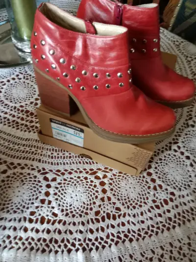 Botines rojos de cuero con tachas talla 38 - miniatura 1