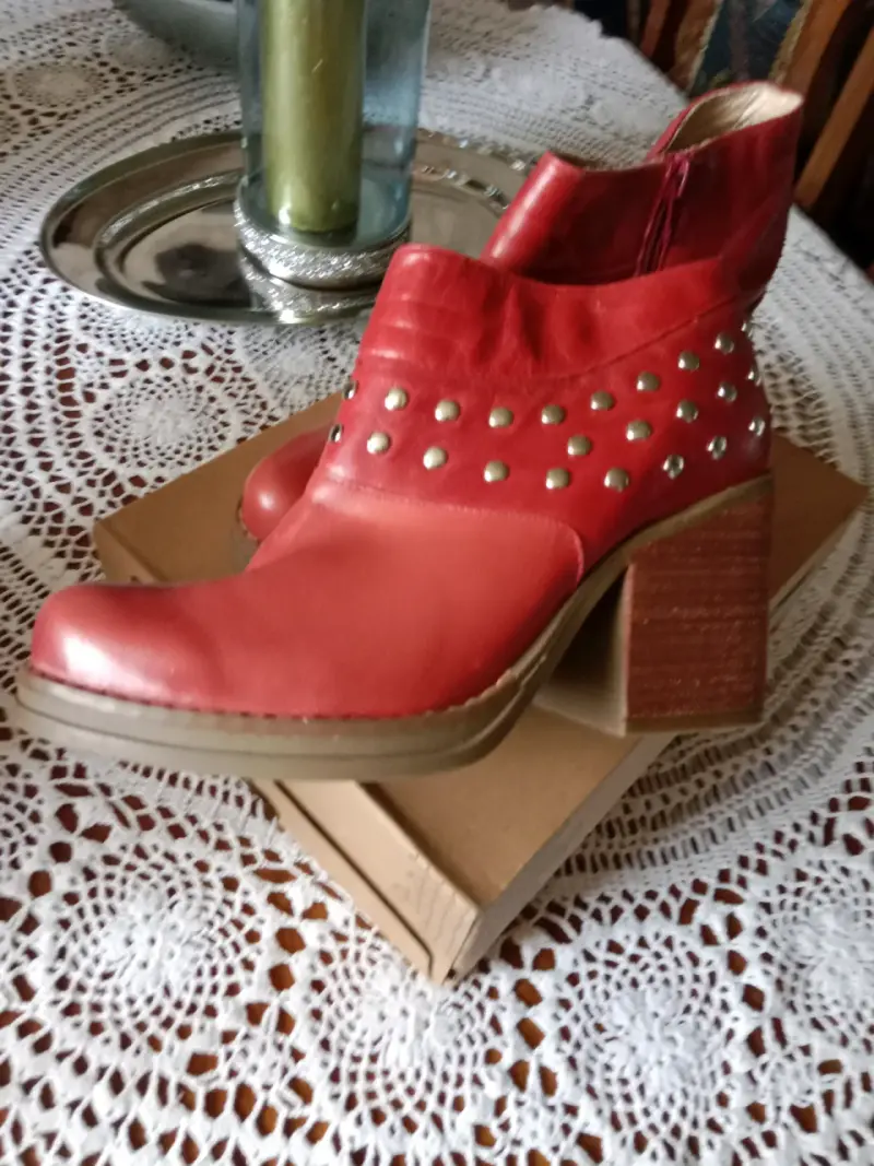 Botines rojos de cuero con tachas talla 38 - 2