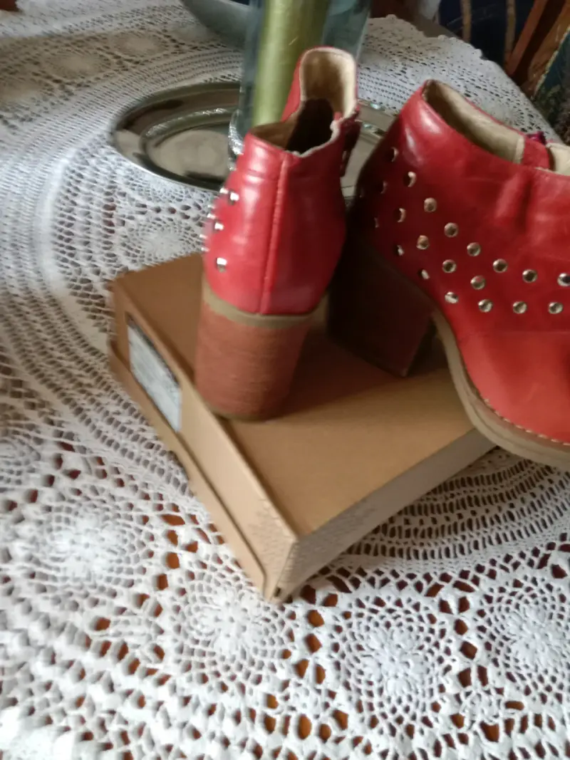 Botines rojos de cuero con tachas talla 38 - 3