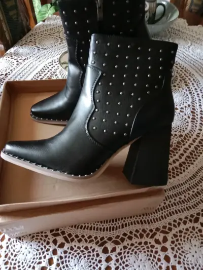 Botines negros con tachas de tacón alto - miniatura 1