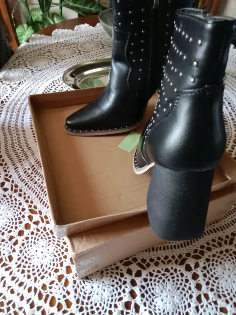 Botines negros con tachas de tacón alto - 2