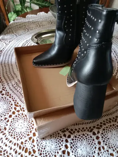 Botines negros con tachas de tacón alto - miniatura 2