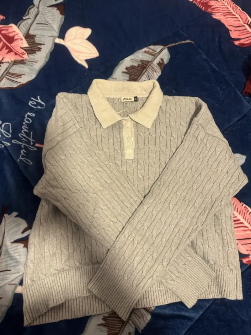 Suéter de punto gris con cuello polo para mujer