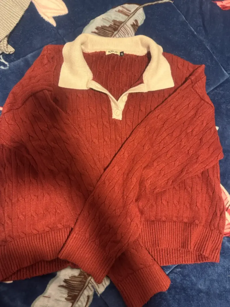 Suéter de punto rojo con cuello beige