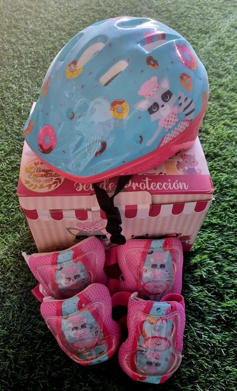 Set de protección infantil con casco y rodilleras - 1