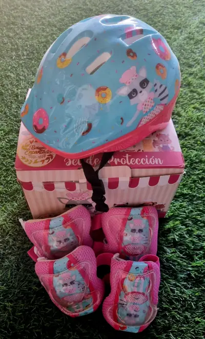 Set de protección infantil con casco y rodilleras - miniatura 1