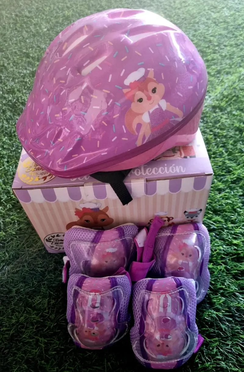 Set de protección infantil con casco y rodilleras - 2