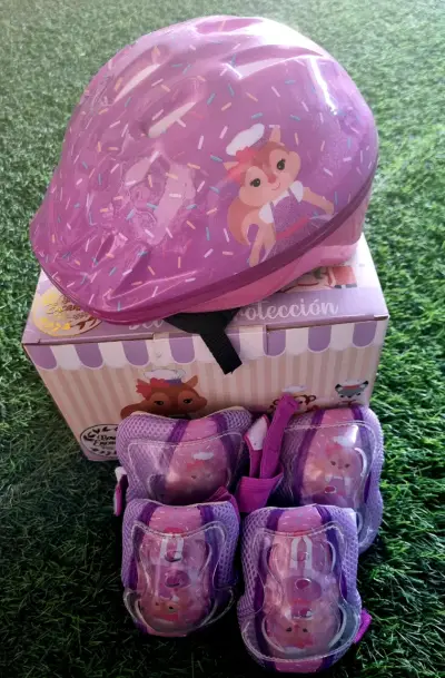 Set de protección infantil con casco y rodilleras - miniatura 2