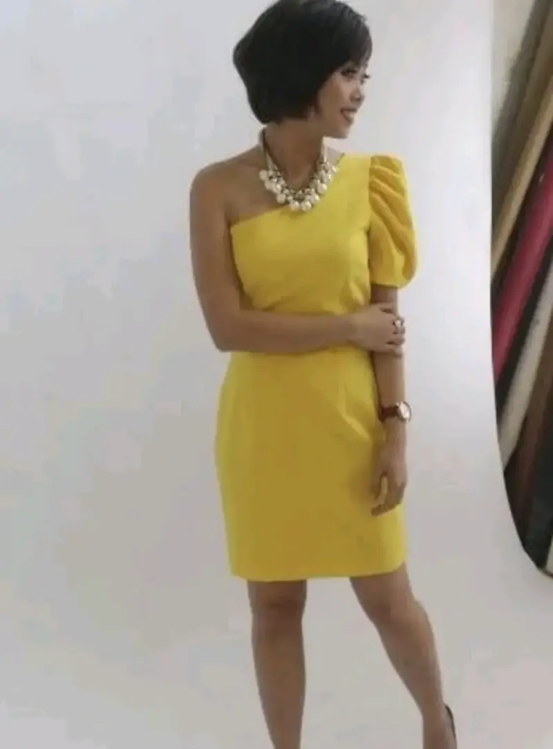Vestido amarillo de un solo hombro elegante - 1