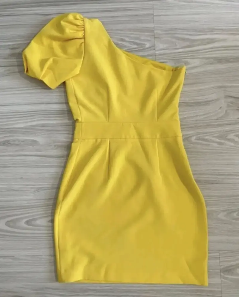 Vestido amarillo de un solo hombro elegante - 2
