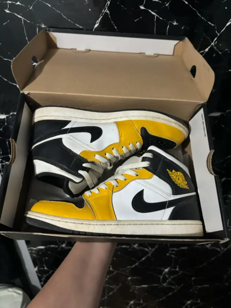 Zapatillas Air Jordan 1 Mid Amarillas y Negras