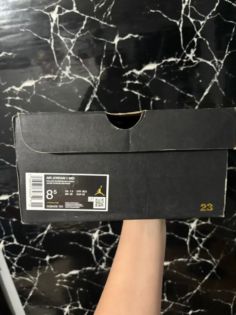 Zapatillas Air Jordan 1 Mid Amarillas y Negras - 2