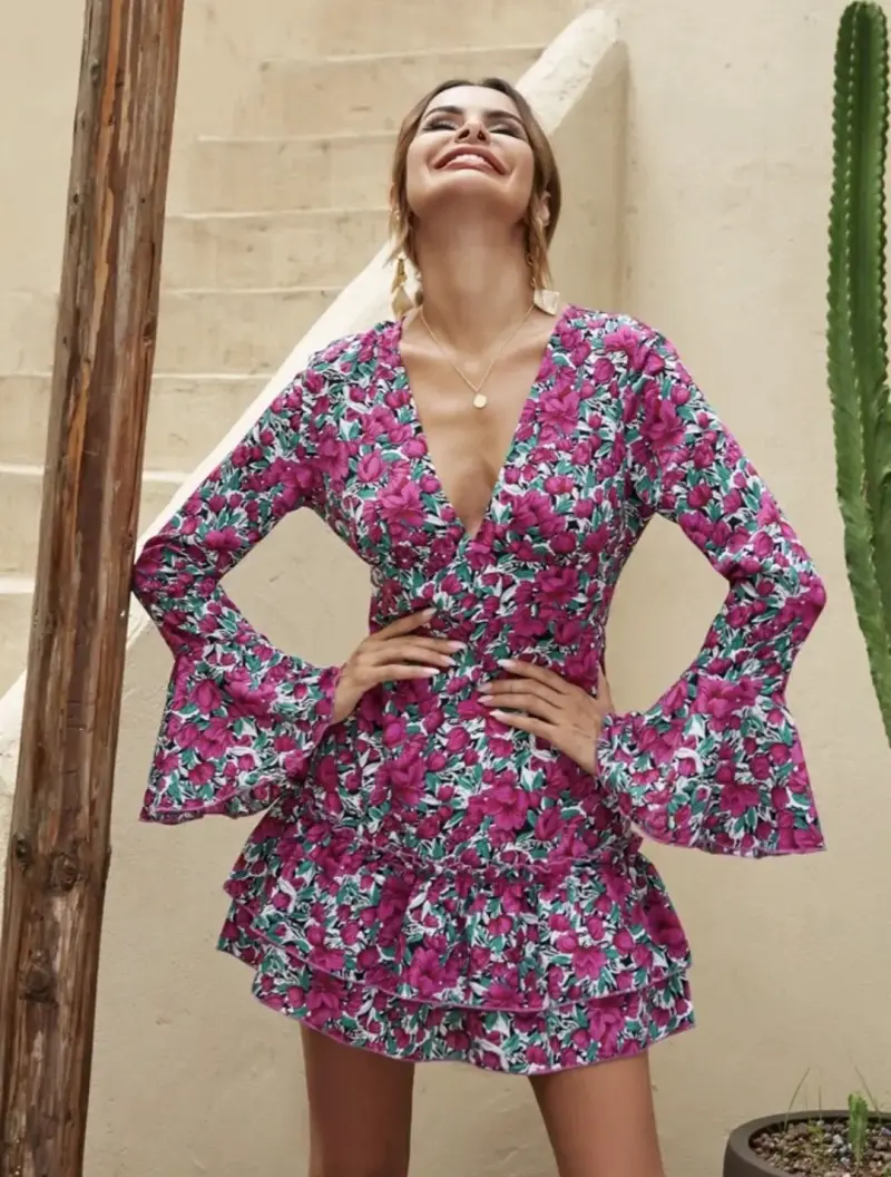 Vestido corto floral con mangas acampanadas - 3