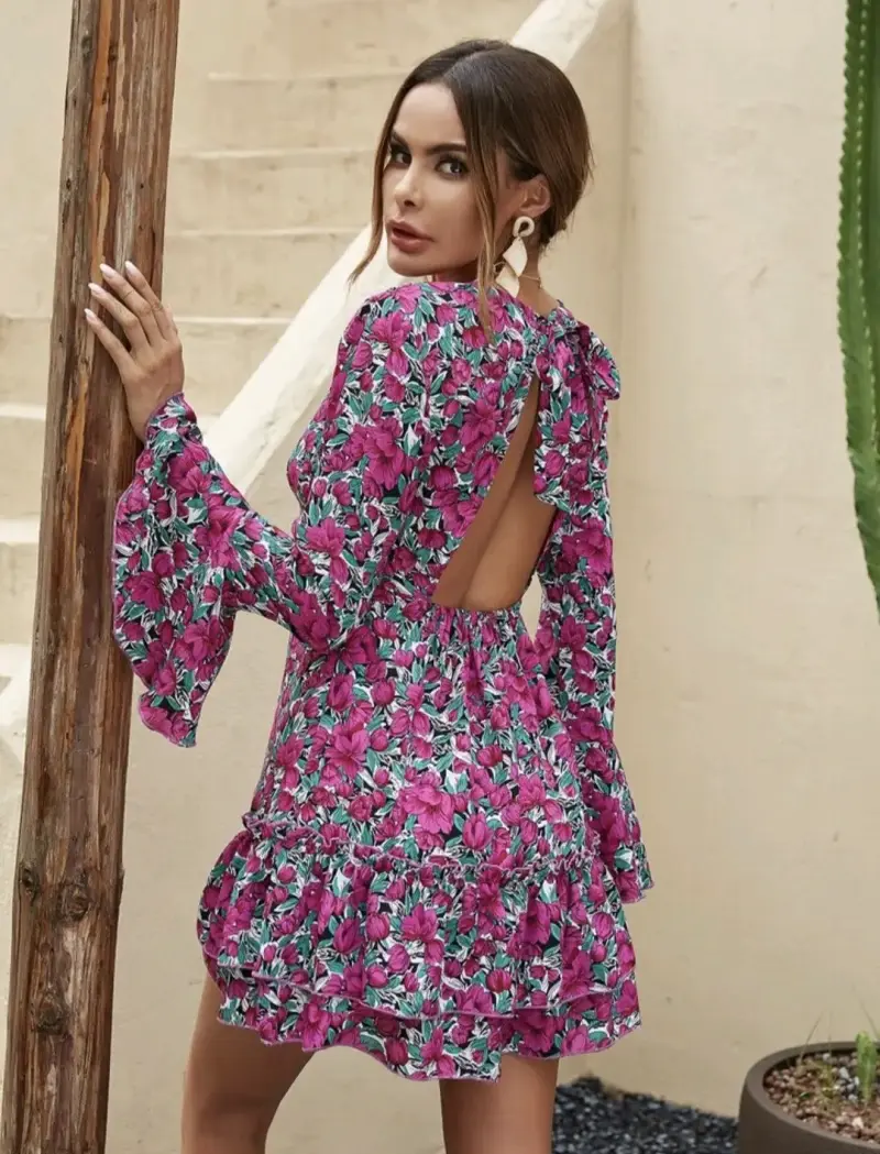 Vestido corto floral con mangas acampanadas - 4