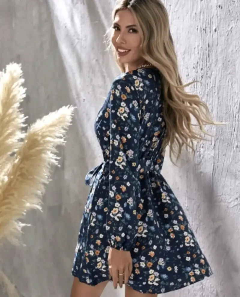 Vestido corto floral azul con mangas largas - 2