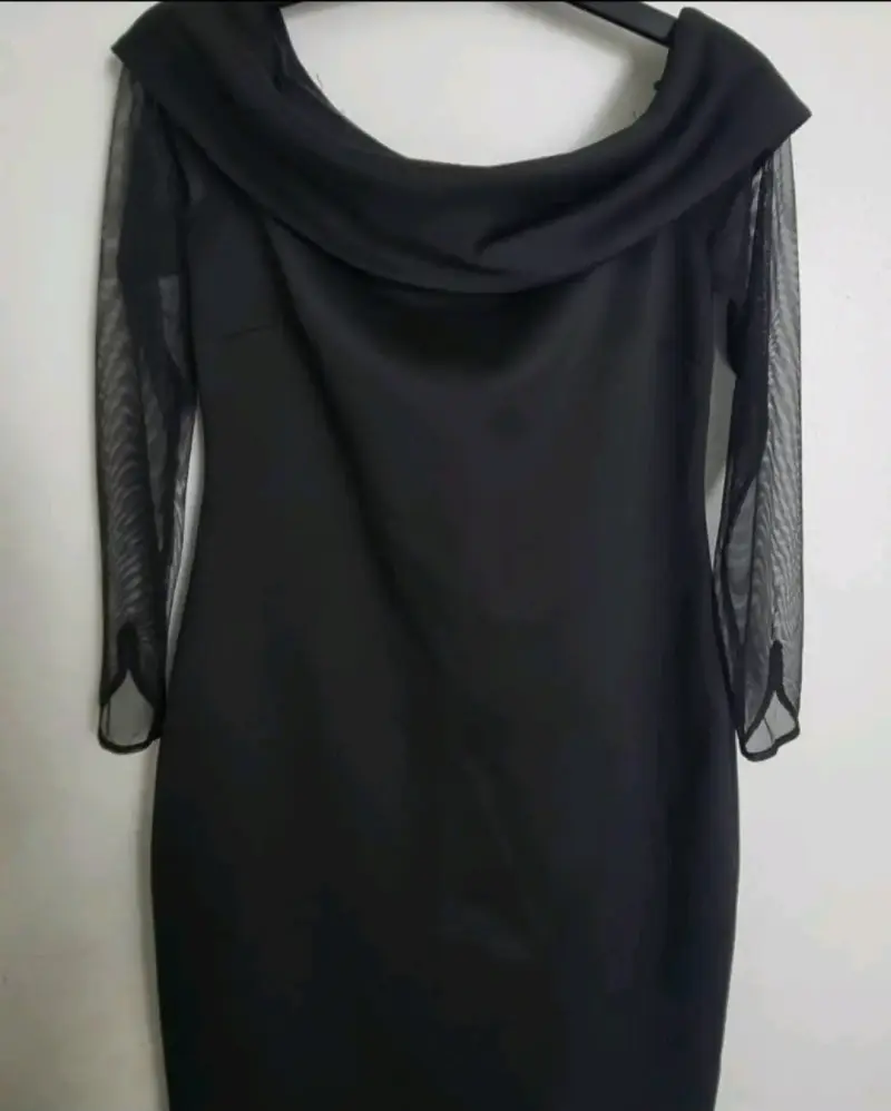 Vestido negro elegante con mangas transparentes