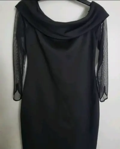 Vestido negro elegante con mangas transparentes - miniatura 1