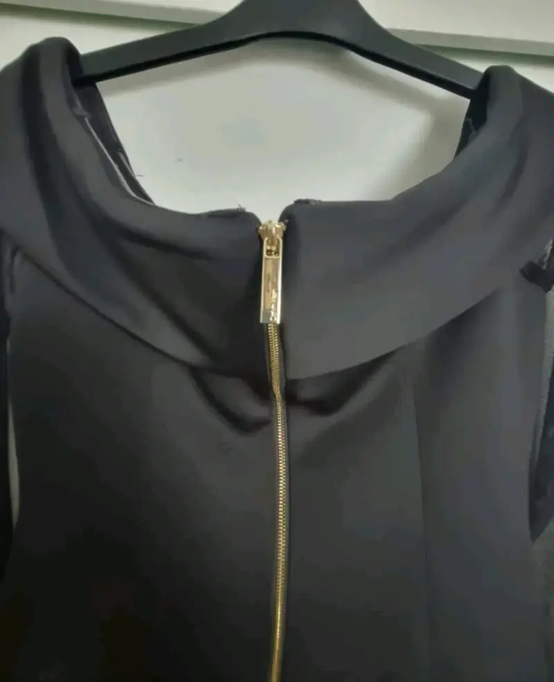 Vestido negro elegante con mangas transparentes - 2