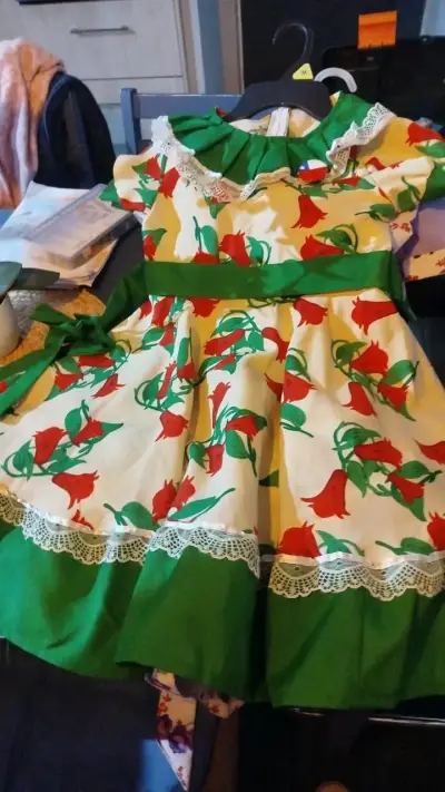 Vestido de niña con estampado floral - miniatura 2