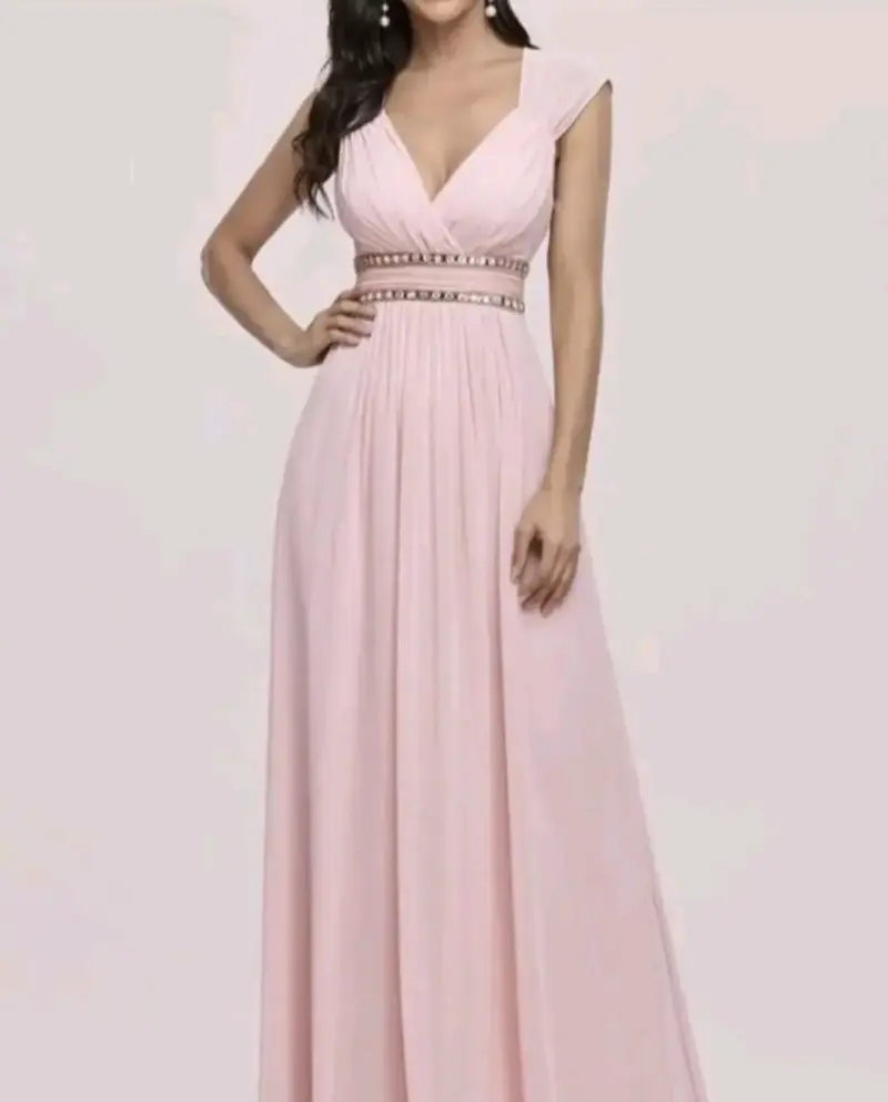 Vestido largo rosa con detalles elegantes