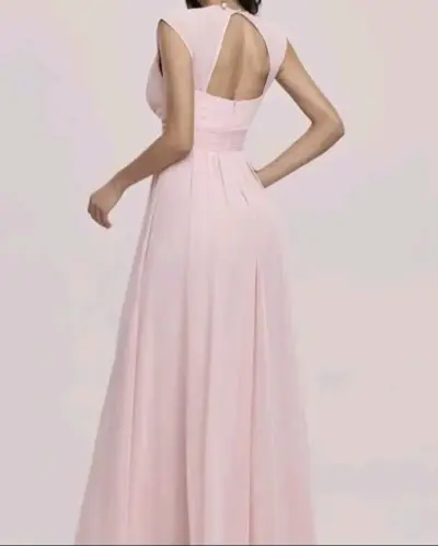 Vestido largo rosa con detalles elegantes - miniatura 2