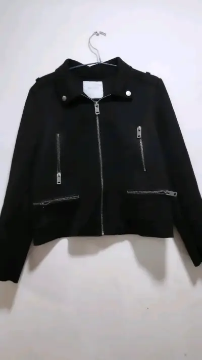 Chaqueta negra estilo biker con cierres - miniatura 1