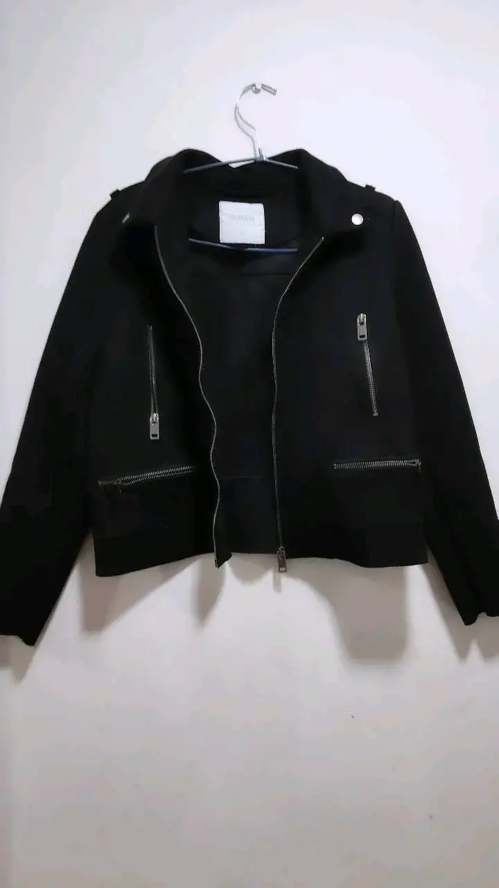 Chaqueta negra estilo biker con cierres - 2