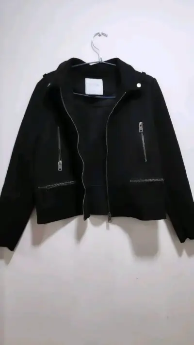 Chaqueta negra estilo biker con cierres - miniatura 2