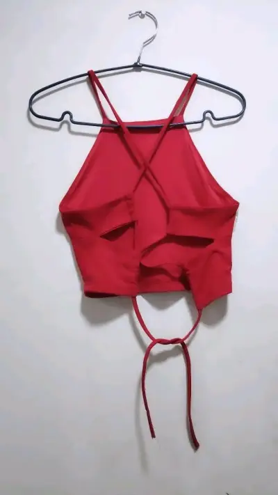 Top rojo con tirantes cruzados - miniatura 1