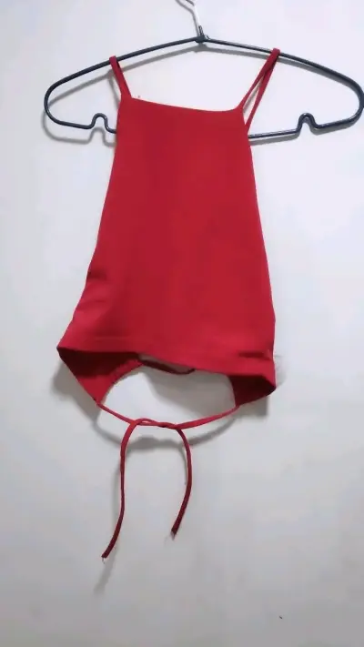 Top rojo con tirantes cruzados - miniatura 2