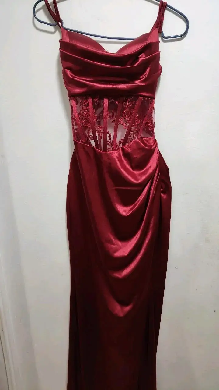 Vestido largo rojo con encaje elegante