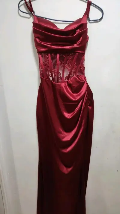 Vestido largo rojo con encaje elegante - miniatura 1