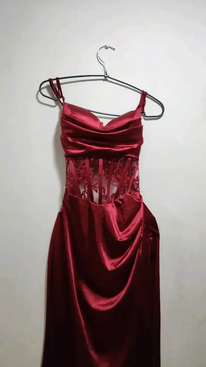 Vestido largo rojo con encaje elegante - 2