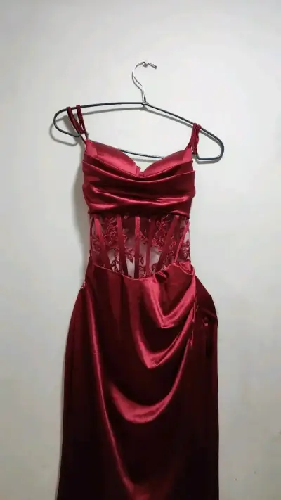 Vestido largo rojo con encaje elegante - miniatura 2