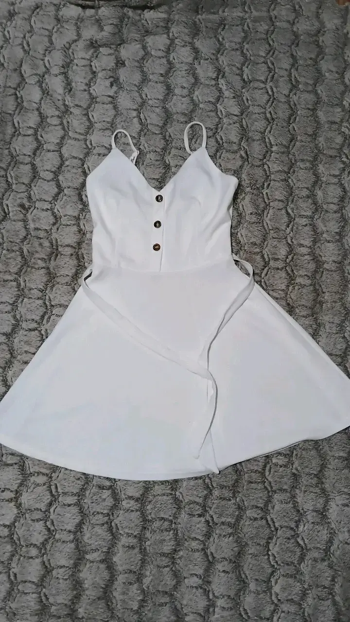 Vestido blanco con tirantes y botones