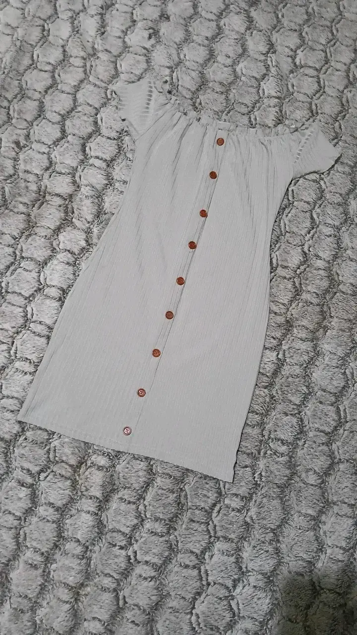 Vestido blanco con botones decorativos