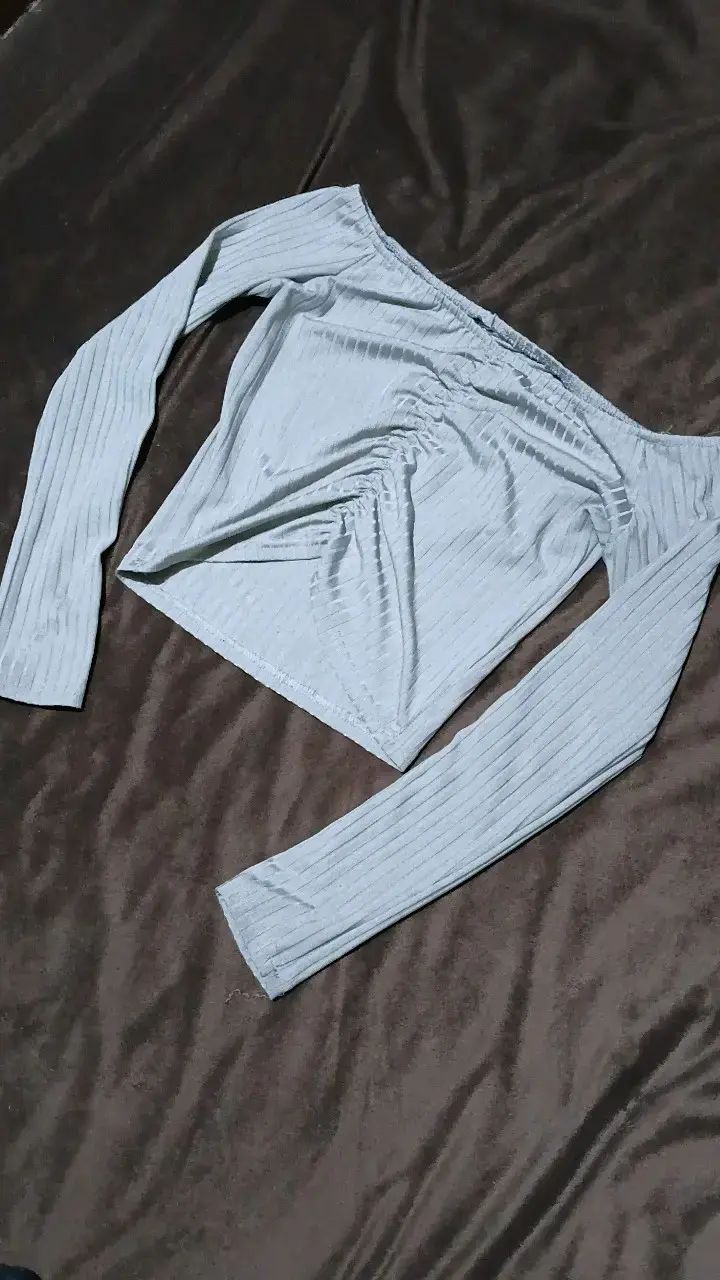 Polera manga larga off shoulder gris