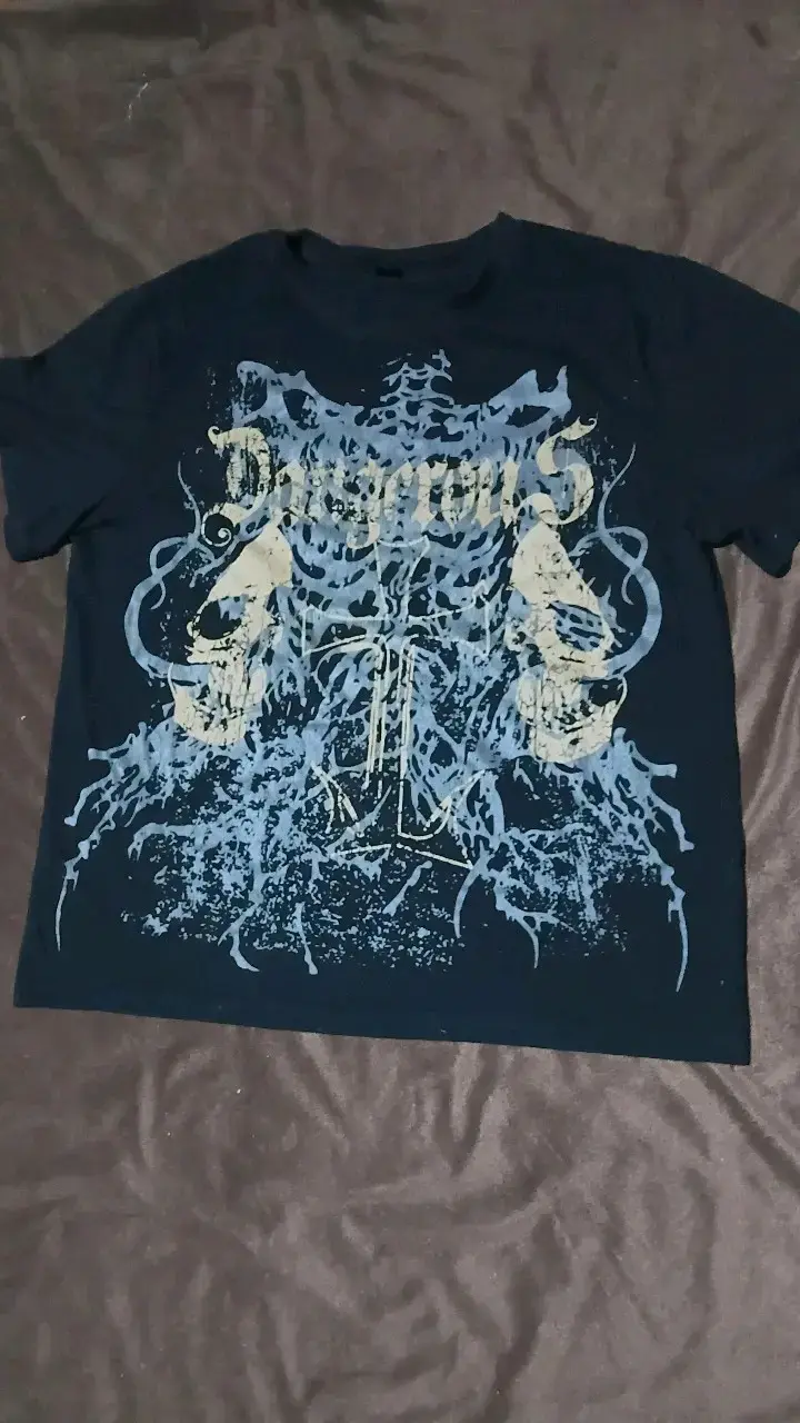Polera negra con diseño de calaveras