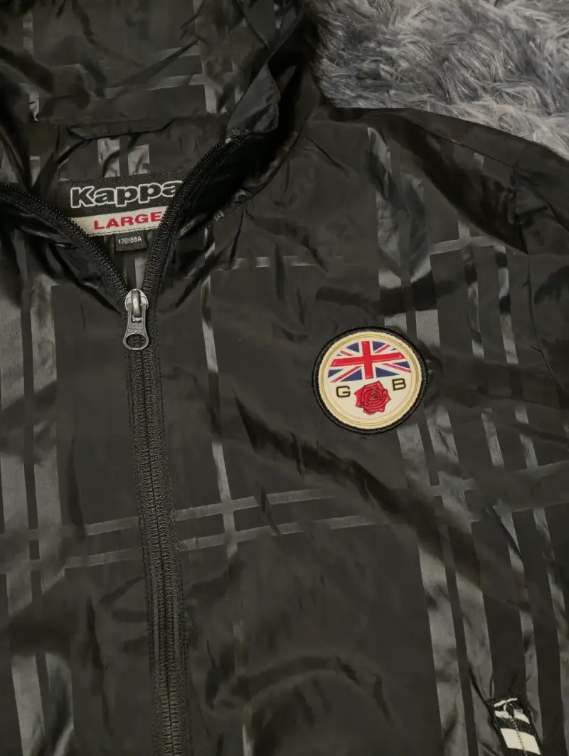 Cortavientos negra Kappa con diseño británico - 2