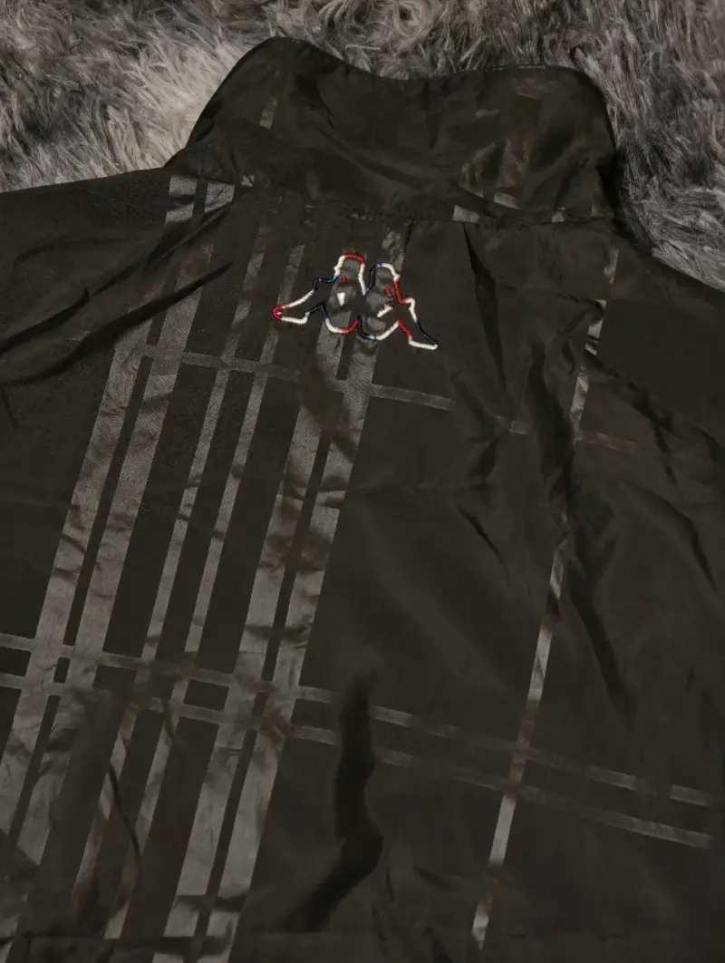 Cortavientos negra Kappa con diseño británico - 5