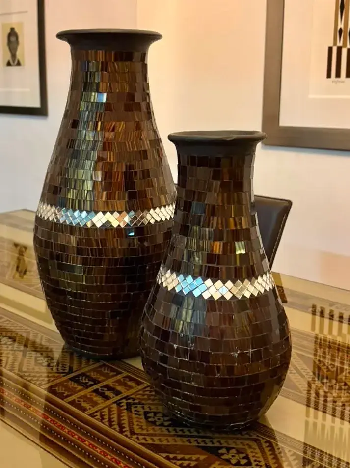 Par de jarrones decorativos de mosaico marrón - 1