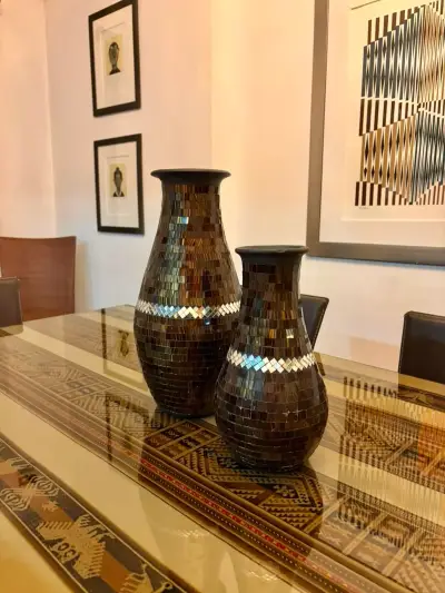 Par de jarrones decorativos de mosaico marrón - miniatura 2