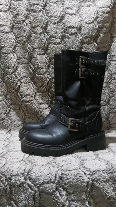 Botas negras de cuero con hebillas - miniatura 1