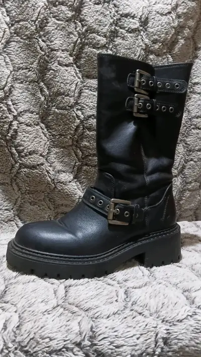 Botas negras de cuero con hebillas - miniatura 2