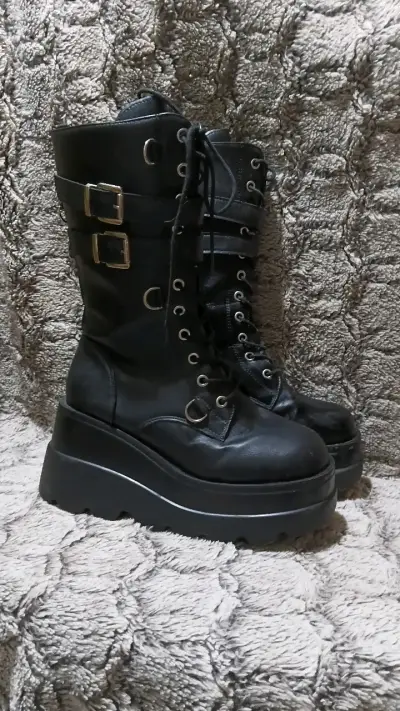 Botas negras de plataforma con hebillas - miniatura 1