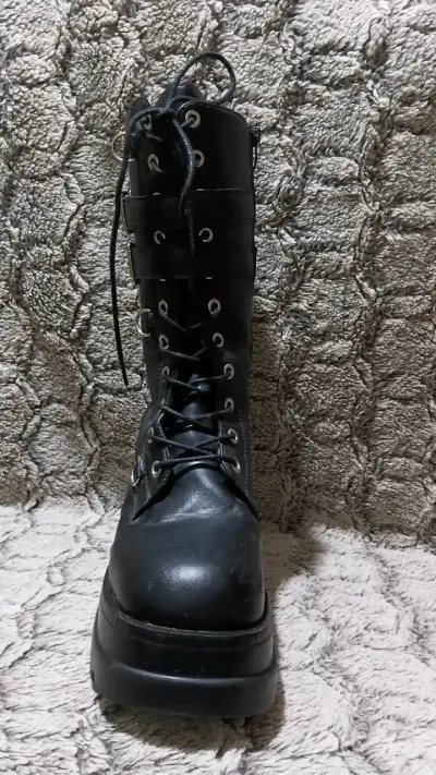 Botas negras de plataforma con hebillas - miniatura 2