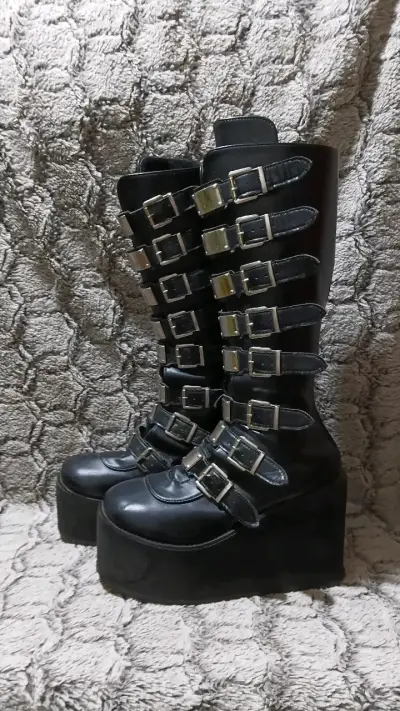 Botas negras con plataforma y hebillas - miniatura 1
