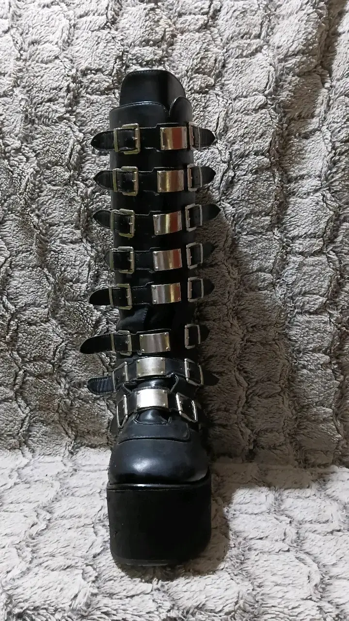 Botas negras con plataforma y hebillas - 2