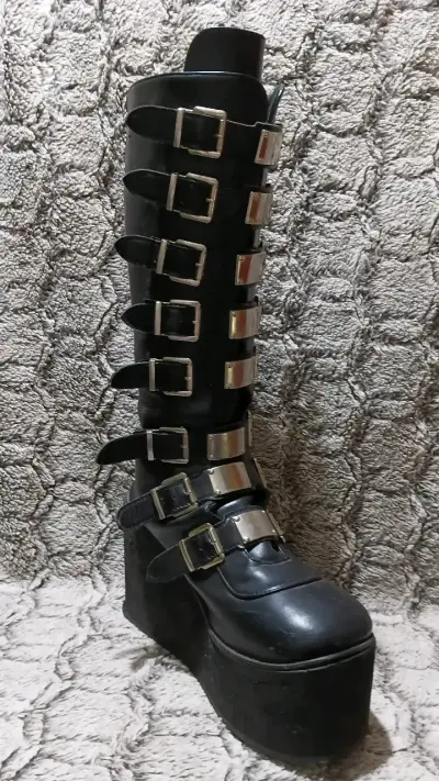 Botas negras con plataforma y hebillas - miniatura 3